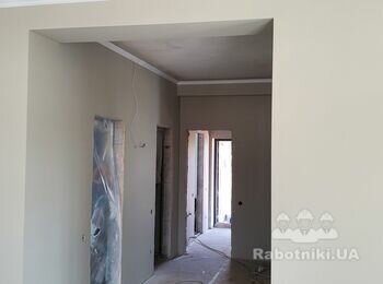 Стены готовы. Багет на месте. Будем готовить потолок под покраску.