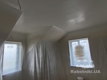 Только что открашенаый потолок. Комната девочки.