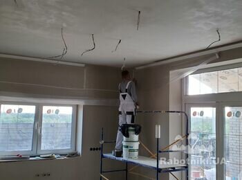 Готовим стену под покраску потолка. Того самого.