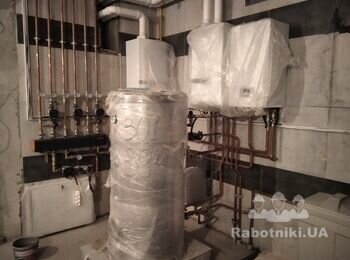 Каскад из 2х газ котла по 29кВт одноконтурные, с приоритетом накопления гор. воды,в бойлере ..Погодо-зависимая автоматика. Электрокотел резервный. Дом 460м.кв
