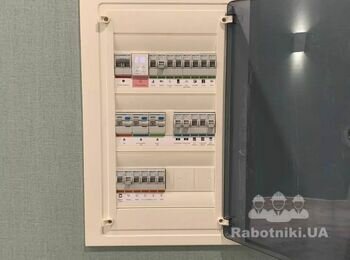 Электрика,в самом конце сборки щита клеим стикеры с обозначением!