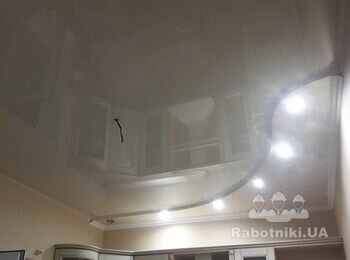 Бежевый лаковый потолок на кухне,криволинейные участки с коробом гк