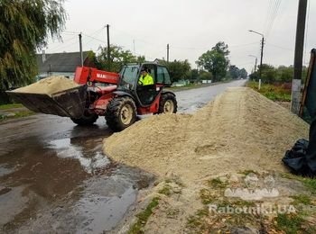 Аренда спецтехники позволяет использовать по необходимости даже самую узкоспециализированную технику. Вам не нужно покупать дорогой спецтранспорт и оборудование, содержать автопарк в надлежащем техническом состоянии, покупать дорогостоящие запчасти и нанимать в штат автомехаников. У нас Вы можете взять в аренду любую спецтехнику от ведущих мировых производителей, таких как JCB, Bobcat, Рено и прочих.
Звоните на наш многоканальный номер телефона (044) 379-20-50 и наши специалисты Вам помогут.