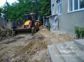 Аренда спецтехники позволяет использовать по необходимости даже самую узкоспециализированную технику. Вам не нужно покупать дорогой спецтранспорт и оборудование, содержать автопарк в надлежащем техническом состоянии, покупать дорогостоящие запчасти и нанимать в штат автомехаников. У нас Вы можете взять в аренду любую спецтехнику от ведущих мировых производителей, таких как JCB, Bobcat, Рено и прочих.
Звоните на наш многоканальный номер телефона (044) 379-20-50 и наши специалисты Вам помогут.