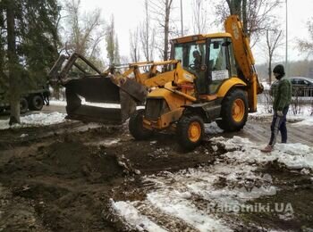 Аренда спецтехники позволяет использовать по необходимости даже самую узкоспециализированную технику. Вам не нужно покупать дорогой спецтранспорт и оборудование, содержать автопарк в надлежащем техническом состоянии, покупать дорогостоящие запчасти и нанимать в штат автомехаников. У нас Вы можете взять в аренду любую спецтехнику от ведущих мировых производителей, таких как JCB, Bobcat, Рено и прочих.
Звоните на наш многоканальный номер телефона (044) 379-20-50 и наши специалисты Вам помогут.