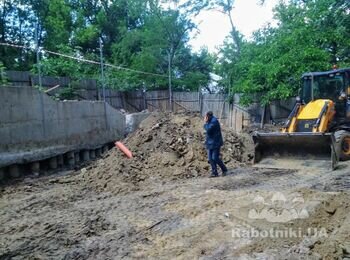 Аренда спецтехники позволяет использовать по необходимости даже самую узкоспециализированную технику. Вам не нужно покупать дорогой спецтранспорт и оборудование, содержать автопарк в надлежащем техническом состоянии, покупать дорогостоящие запчасти и нанимать в штат автомехаников. У нас Вы можете взять в аренду любую спецтехнику от ведущих мировых производителей, таких как JCB, Bobcat, Рено и прочих.
Звоните на наш многоканальный номер телефона (044) 379-20-50 и наши специалисты Вам помогут.