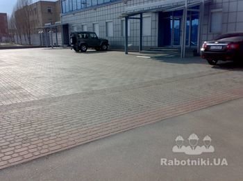 При укладке тротуарной плитки на территории, которая подразумевает эксплуатацию поверхности с повышенными нагрузками, важно сохранить все правила надлежащей подготовки основания. Рытье траншеи, укладка фундамента, уплотнение - все должно быть сделано согласно стандартов, которые дают возможность длительной эксплуатации поверхности. Строительная бригада компании "Планета 2000" поможет Вам выполнить укладку тротуарной плитки на участках с повышенными требованиями, учитывая все Ваши пожелания.