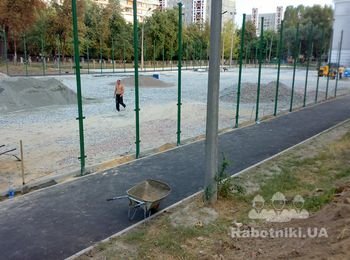 На сегодняшний день асфальтное покрытие является одним из самых распространенных видов дорожного покрытия для разнообразных территорий и участков. Асфальтирование достаточно трудоемкая работа, которая требует полного понимания технологического процесса. Асфальтобетон - это смесь, которая состроит из песка, щебня, битума и минерального порошка. Качество составляющих очень влияет на эксплуатационные характеристики. Но еще в большей мере влияет на срок эксплуатации правильность осуществления работ.