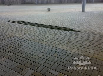 Долговечность покрытия из тротуарной плитки напрямую зависит от качества материалов, из которых были изготовлены элементы мощения, а также технологии их изготовления и укладки. Мощение тротуарной плитки на больших территориях, которая предполагает интенсивные нагрузки, требует достаточный опыт работы и знаний нюансов укладки, особенно во время подготовки основания. Компания "Планета 2000" предлагает услуги опытной бригады укладчиков, которая с легкостью справиться  с любым объемом работ.