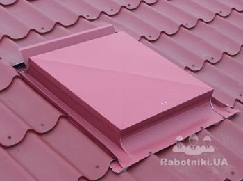 Смонтированный люк-вылаз на кровлю