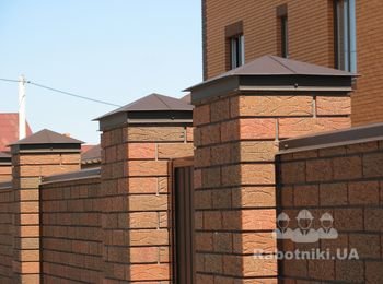 Накрывки на кирпичный забор