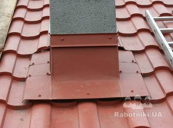 Вот такой вид!Замечу,что на готовую кровлю монтировать данное примыкание гораздо сложнее чем сразу при монтаже кровли.