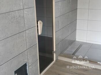 Вход в парилку и трап, для обливания с душем
