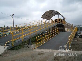 Эстакада для разгрузки автомобилей из вагонов. Вишнёвое.