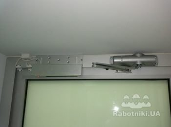 Установка и наладка дверных доводчиков