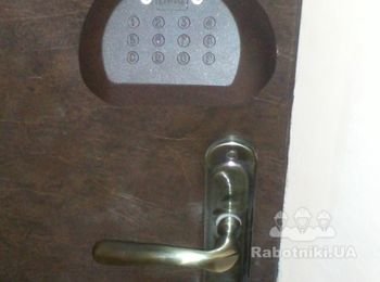 Установка кодового замка Dori4 Ракушка в квартире