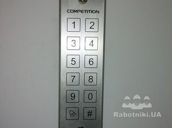 Кодовая клавиатура системы контроля доступом в Банке ВТБ