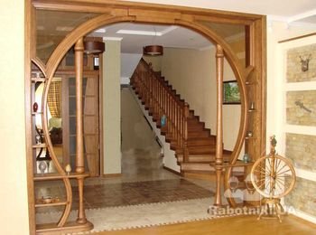 Деревянная арка в межкомнатной перегородке в стиле Модэрн. Придаёт салидности в Вашем доме.