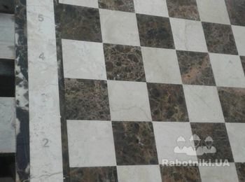 Большая шахматная доска из мрамора с врезанными металлическими буквамики