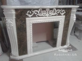Мраморный каминный портал с резными колоннами и элементами резьбы
marblesky.com.ua