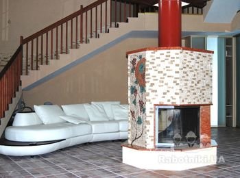 Мраморный камин с мозаичным панно в стиле флорентийской мозаики