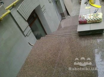 Лестничные марши, ступени, пороги, облицованные гранитом
