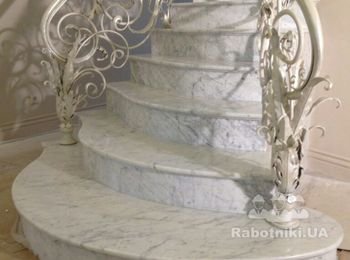 Мраморные белые ступени для лестницы.