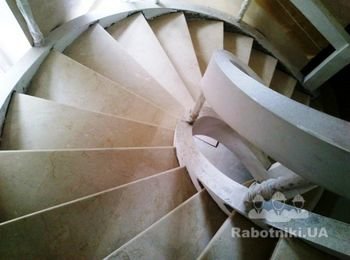 Винтовая лестница из мрамора