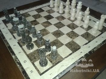 Оригинальные шахматные фигуры и шахматный стол
0679134117