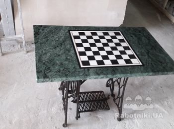 Кофейный столик с шахматной доской из мрамора