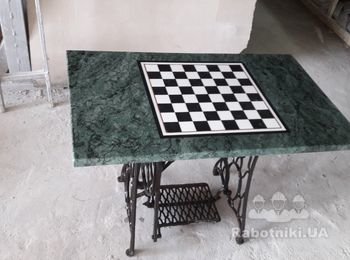 Кофейный столик с шахматной доской из мрамора