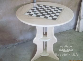Журнальный столик из мрамора с шахматной доской и полочкой из камня