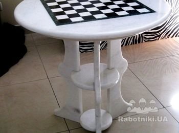 Журнальный столик с круглой столешницей из мрамора.
Шахматная доска из натурального камня