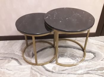 Кофейный столик оригинальной конструкции из коричневого мрамора и металла