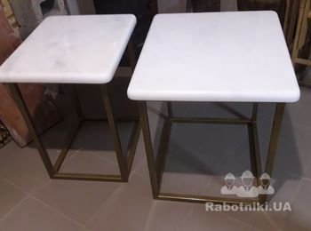 Кофейный столик из квадратной мраморной столешницы и металлических ножек