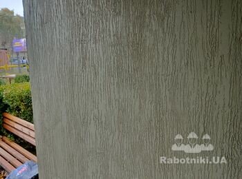 Декор стін в під'їзді.