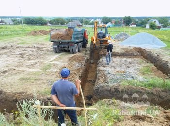 Зробляна розбивка фундаменту та виконується виямка грунту.