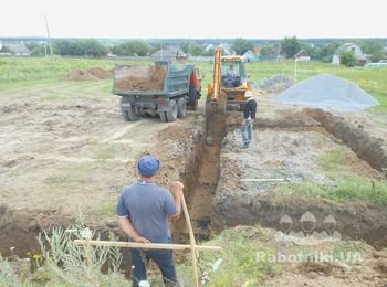 Зробили розбивку фундаменту та почали виямку грунту механізованим способом