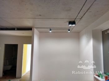 Гостиная: бетонный потолок с наружной проводкой, покраска на стенах