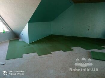 Зверніть увагу - підложка завжди укладається по діагоналі до напряму укладання ламінату.