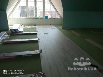 Укладання ламінату починали з середини кімнати, аби отримати гарну геометрію ліній.