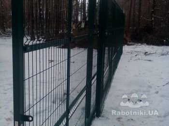 Так виглядають відкатні ворота, на які змонтована зварна сітка