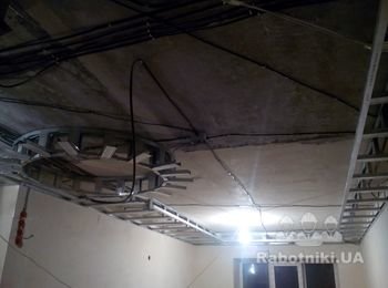 Каркас потолка над кухней-студио