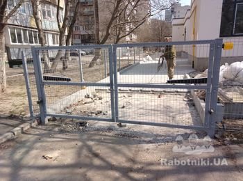 Замена одной створки ворот со столбом после неудачной встречи с манипулятором