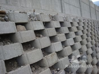Готовая опорная стена из шлакоблоков