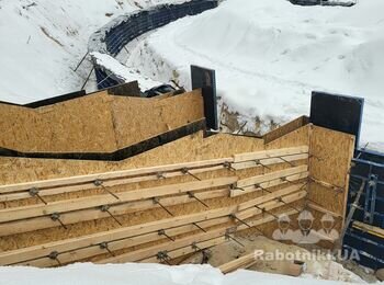 Монолітні сходи та підпірна стіна