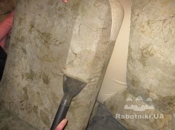 Хмчистку мягкой мебели должен делать профессионал своего дела во избежании неприятных сюрпризов...