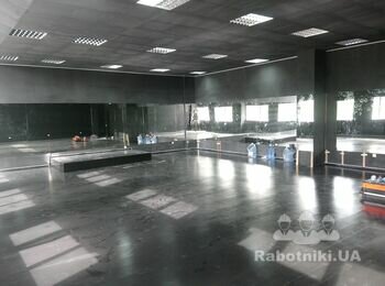 Дзеркала в студії танців.