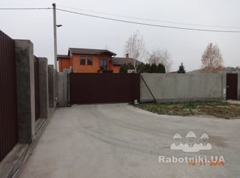 Устройство дренажной системы, планирование территории, отсыпка уплотнения основания территории, укладка бетона, армирование.