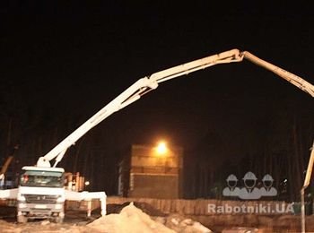 Работа спецтехники (укладка бетона) устройство монолитной фундаментной плиты.